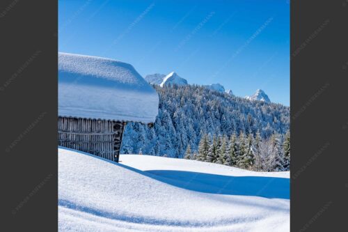 Wiesmahdstadel mit Stanker und viel Schnee mit Alpspitze, Zugspitze und Waxenstein im Hintergrund - Winter satt 1:1  -- viel Schnee Stadel mit Zugspitze - mehr Infos bei www.Kriner-Weiermann.de