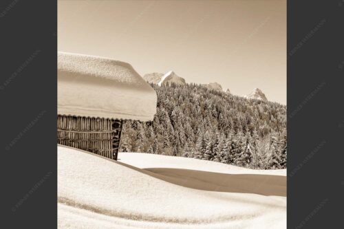 Wiesmahdstadel mit Stanker und viel Schnee mit Alpspitze, Zugspitze und Waxenstein im Hintergrund - Winter satt 1:1 sepia -- viel Schnee Stadel mit Zugspitze - mehr Infos bei www.Kriner-Weiermann.de