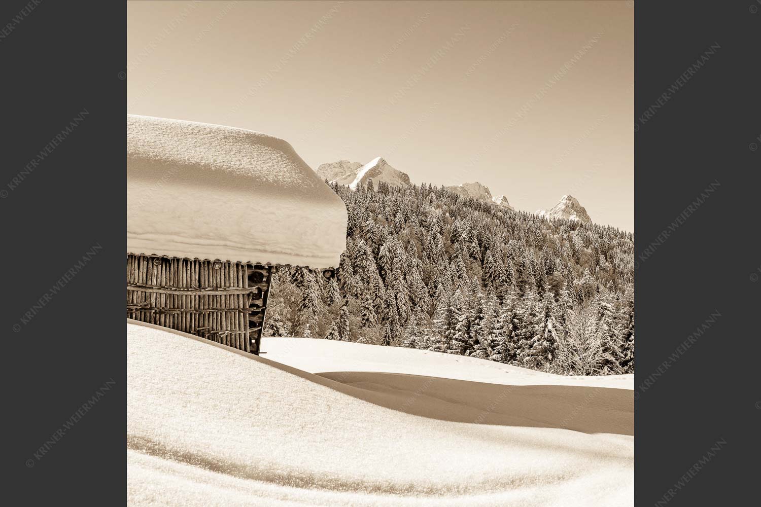 Wiesmahdstadel mit Stanker und viel Schnee mit Alpspitze, Zugspitze und Waxenstein im Hintergrund - Winter satt 1:1 sepia -- viel Schnee Stadel mit Zugspitze - mehr Infos bei www.Kriner-Weiermann.de