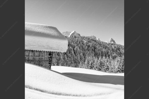Wiesmahdstadel mit Stanker und viel Schnee mit Alpspitze, Zugspitze und Waxenstein im Hintergrund - Winter satt 1:1 sw -- viel Schnee Stadel mit Zugspitze - mehr Infos bei www.Kriner-Weiermann.de
