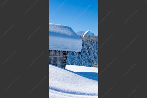 Wiesmahdstadel mit Stanker und viel Schnee mit Alpspitze, Zugspitze und Waxenstein im Hintergrund - Winter satt 1:2  -- viel Schnee Stadel mit Zugspitze - mehr Infos bei www.Kriner-Weiermann.de