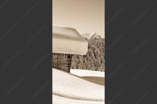 Wiesmahdstadel mit Stanker und viel Schnee mit Alpspitze, Zugspitze und Waxenstein im Hintergrund - Winter satt 1:2 sepia -- viel Schnee Stadel mit Zugspitze - mehr Infos bei www.Kriner-Weiermann.de