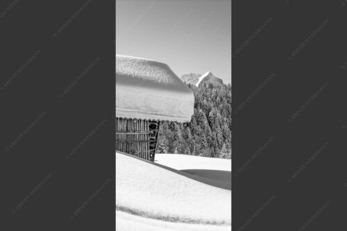 Wiesmahdstadel mit Stanker und viel Schnee mit Alpspitze, Zugspitze und Waxenstein im Hintergrund - Winter satt 1:2 sw -- viel Schnee Stadel mit Zugspitze - mehr Infos bei www.Kriner-Weiermann.de