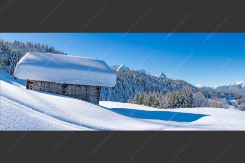 Wiesmahdstadel mit Stanker und viel Schnee mit Alpspitze, Zugspitze und Waxenstein im Hintergrund - Winter satt 2,5:1  -- viel Schnee Stadel mit Zugspitze - mehr Infos bei www.Kriner-Weiermann.de