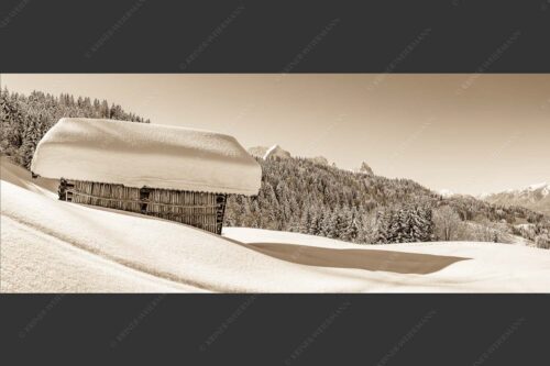 Wiesmahdstadel mit Stanker und viel Schnee mit Alpspitze, Zugspitze und Waxenstein im Hintergrund - Winter satt 2,5:1 sepia -- viel Schnee Stadel mit Zugspitze - mehr Infos bei www.Kriner-Weiermann.de