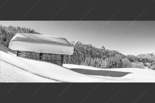 Wiesmahdstadel mit Stanker und viel Schnee mit Alpspitze, Zugspitze und Waxenstein im Hintergrund - Winter satt 2,5:1 sw -- viel Schnee Stadel mit Zugspitze - mehr Infos bei www.Kriner-Weiermann.de