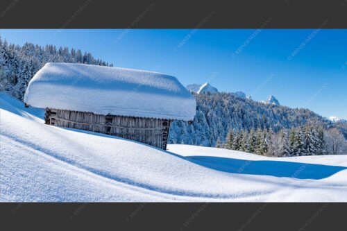 Wiesmahdstadel mit Stanker und viel Schnee mit Alpspitze, Zugspitze und Waxenstein im Hintergrund - Winter satt 2:1  -- viel Schnee Stadel mit Zugspitze - mehr Infos bei www.Kriner-Weiermann.de