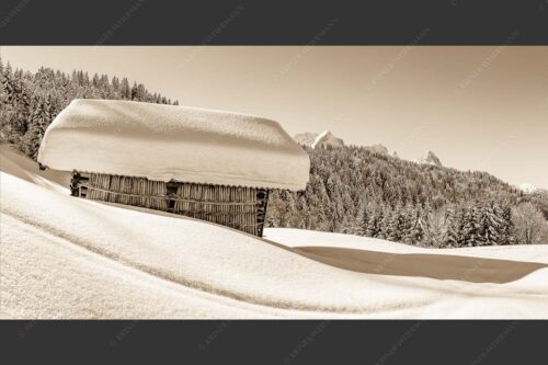 Wiesmahdstadel mit Stanker und viel Schnee mit Alpspitze, Zugspitze und Waxenstein im Hintergrund - Winter satt 2:1 sepia -- viel Schnee Stadel mit Zugspitze - mehr Infos bei www.Kriner-Weiermann.de
