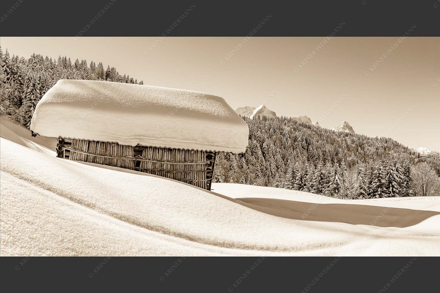 Wiesmahdstadel mit Stanker und viel Schnee mit Alpspitze, Zugspitze und Waxenstein im Hintergrund - Winter satt 2:1 sepia -- viel Schnee Stadel mit Zugspitze - mehr Infos bei www.Kriner-Weiermann.de