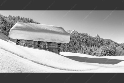 Wiesmahdstadel mit Stanker und viel Schnee mit Alpspitze, Zugspitze und Waxenstein im Hintergrund - Winter satt 2:1 sw -- viel Schnee Stadel mit Zugspitze - mehr Infos bei www.Kriner-Weiermann.de