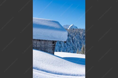 Wiesmahdstadel mit Stanker und viel Schnee mit Alpspitze, Zugspitze und Waxenstein im Hintergrund - Winter satt 2:3  -- viel Schnee Stadel mit Zugspitze - mehr Infos bei www.Kriner-Weiermann.de
