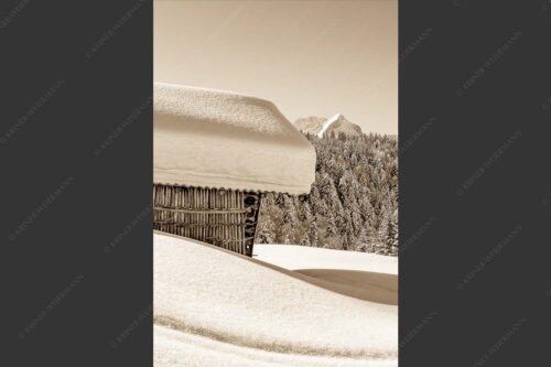 Wiesmahdstadel mit Stanker und viel Schnee mit Alpspitze, Zugspitze und Waxenstein im Hintergrund - Winter satt 2:3 sepia -- viel Schnee Stadel mit Zugspitze - mehr Infos bei www.Kriner-Weiermann.de