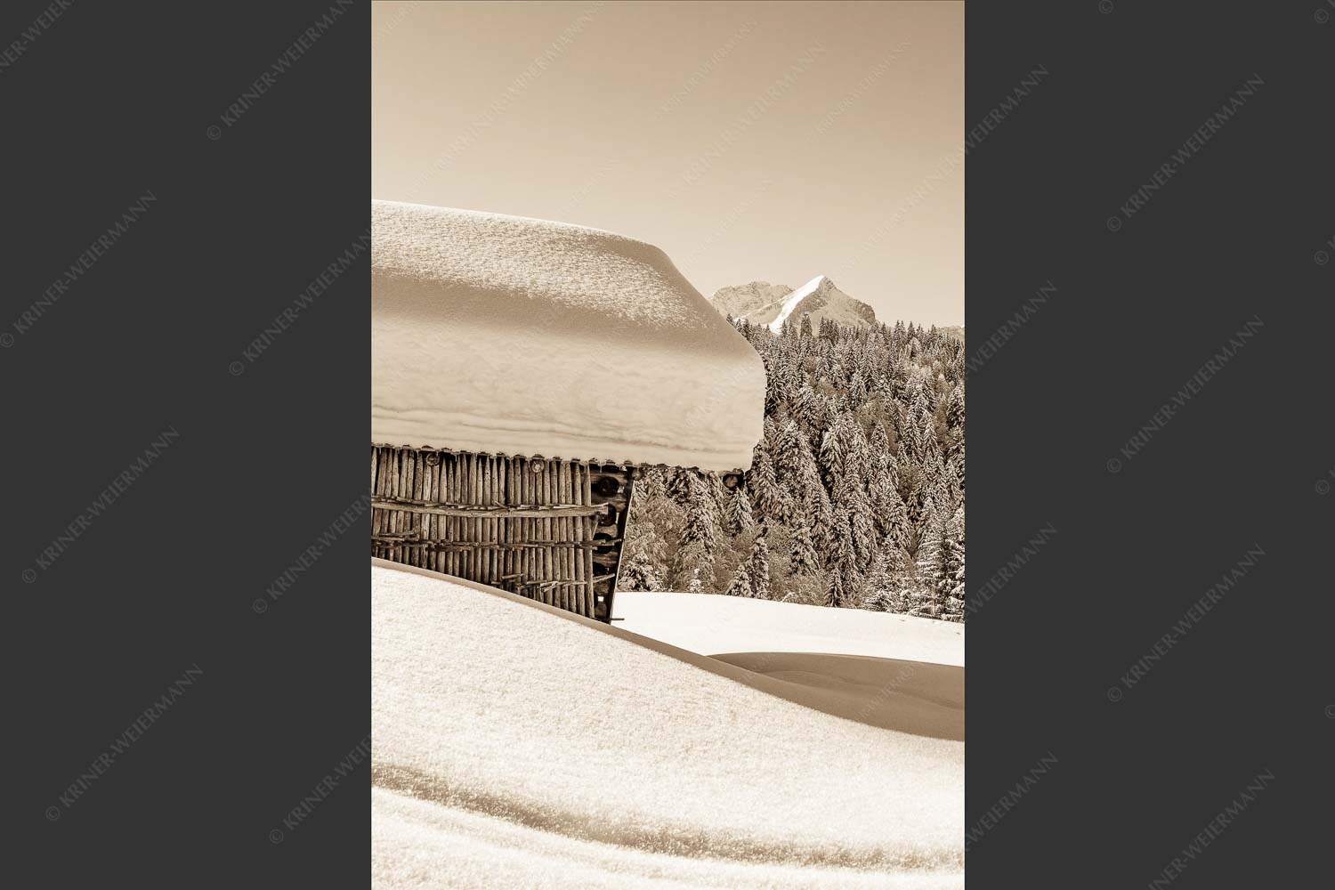 Wiesmahdstadel mit Stanker und viel Schnee mit Alpspitze, Zugspitze und Waxenstein im Hintergrund - Winter satt 2:3 sepia -- viel Schnee Stadel mit Zugspitze - mehr Infos bei www.Kriner-Weiermann.de