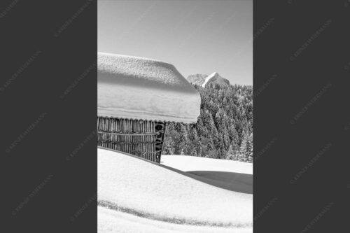 Wiesmahdstadel mit Stanker und viel Schnee mit Alpspitze, Zugspitze und Waxenstein im Hintergrund - Winter satt 2:3 sw -- viel Schnee Stadel mit Zugspitze - mehr Infos bei www.Kriner-Weiermann.de