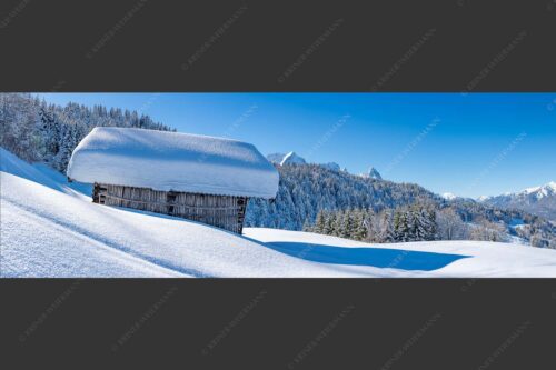 Wiesmahdstadel mit Stanker und viel Schnee mit Alpspitze, Zugspitze und Waxenstein im Hintergrund - Winter satt 3:1  -- viel Schnee Stadel mit Zugspitze - mehr Infos bei www.Kriner-Weiermann.de