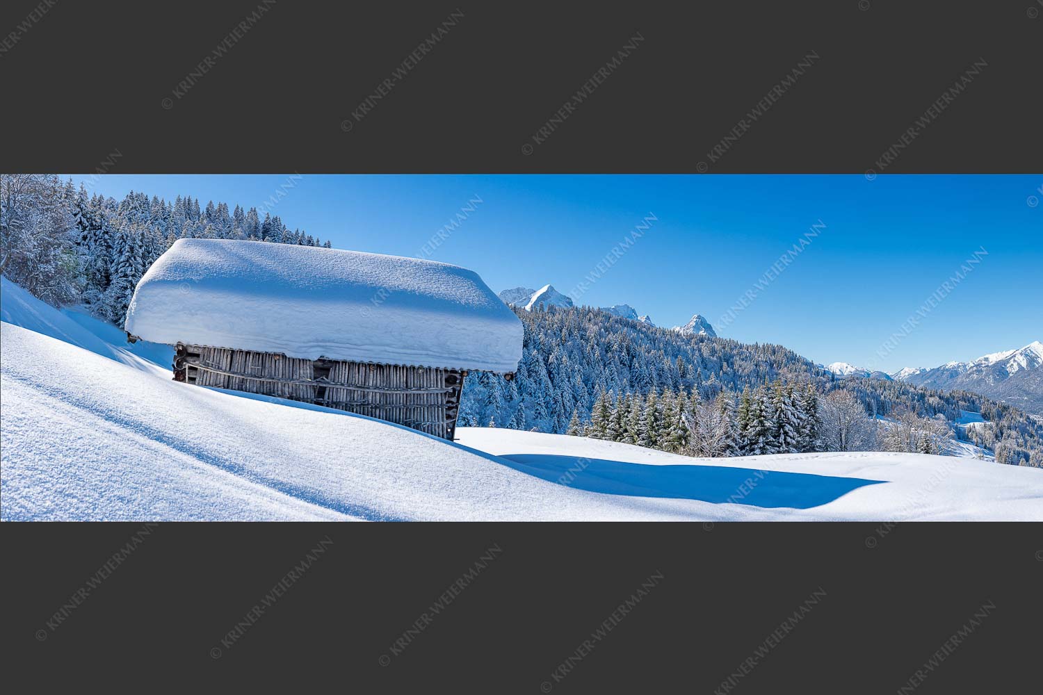 Wiesmahdstadel mit Stanker und viel Schnee mit Alpspitze, Zugspitze und Waxenstein im Hintergrund - Winter satt 3:1 -- viel Schnee Stadel mit Zugspitze - mehr Infos bei www.Kriner-Weiermann.de