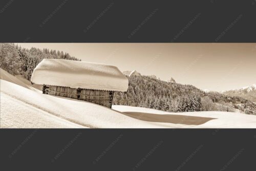 Wiesmahdstadel mit Stanker und viel Schnee mit Alpspitze, Zugspitze und Waxenstein im Hintergrund - Winter satt 3:1 sepia -- viel Schnee Stadel mit Zugspitze - mehr Infos bei www.Kriner-Weiermann.de