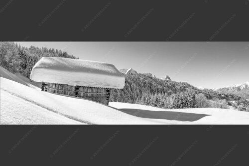 Wiesmahdstadel mit Stanker und viel Schnee mit Alpspitze, Zugspitze und Waxenstein im Hintergrund - Winter satt 3:1 sw -- viel Schnee Stadel mit Zugspitze - mehr Infos bei www.Kriner-Weiermann.de