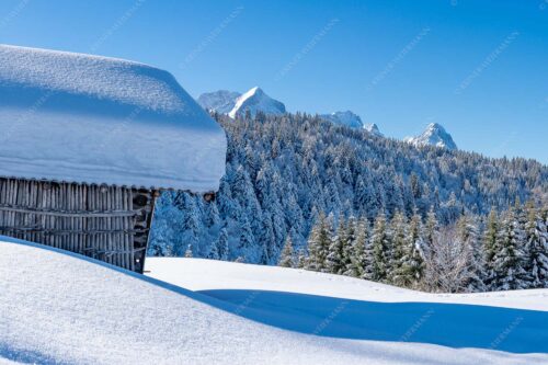 Wiesmahdstadel mit Stanker und viel Schnee mit Alpspitze, Zugspitze und Waxenstein im Hintergrund - Winter satt 3:2  -- viel Schnee Stadel mit Zugspitze - mehr Infos bei www.Kriner-Weiermann.de