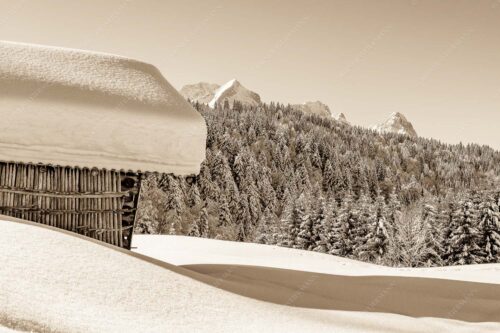 Wiesmahdstadel mit Stanker und viel Schnee mit Alpspitze, Zugspitze und Waxenstein im Hintergrund - Winter satt 3:2 sepia -- viel Schnee Stadel mit Zugspitze - mehr Infos bei www.Kriner-Weiermann.de