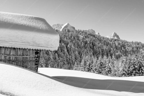 Wiesmahdstadel mit Stanker und viel Schnee mit Alpspitze, Zugspitze und Waxenstein im Hintergrund - Winter satt 3:2 sw -- viel Schnee Stadel mit Zugspitze - mehr Infos bei www.Kriner-Weiermann.de
