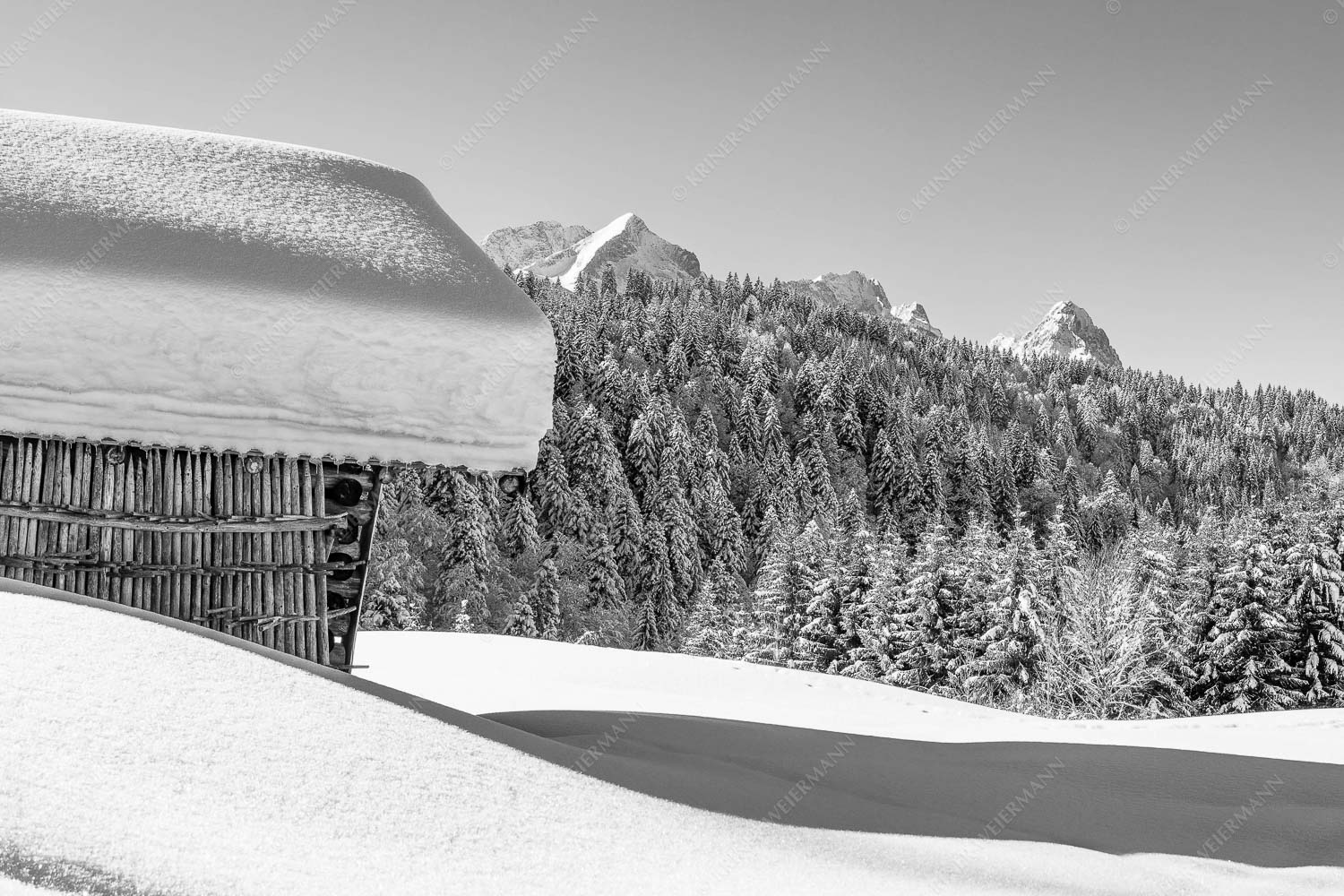 Wiesmahdstadel mit Stanker und viel Schnee mit Alpspitze, Zugspitze und Waxenstein im Hintergrund - Winter satt 3:2 sw -- viel Schnee Stadel mit Zugspitze - mehr Infos bei www.Kriner-Weiermann.de