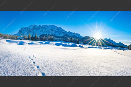 Blick über Schloss Elmau ins Wetterstein zum Sonnenuntergang - Winter ums Schloss 2:1  -- Elmau mit Wetterstein - mehr Infos bei www.Kriner-Weiermann.de