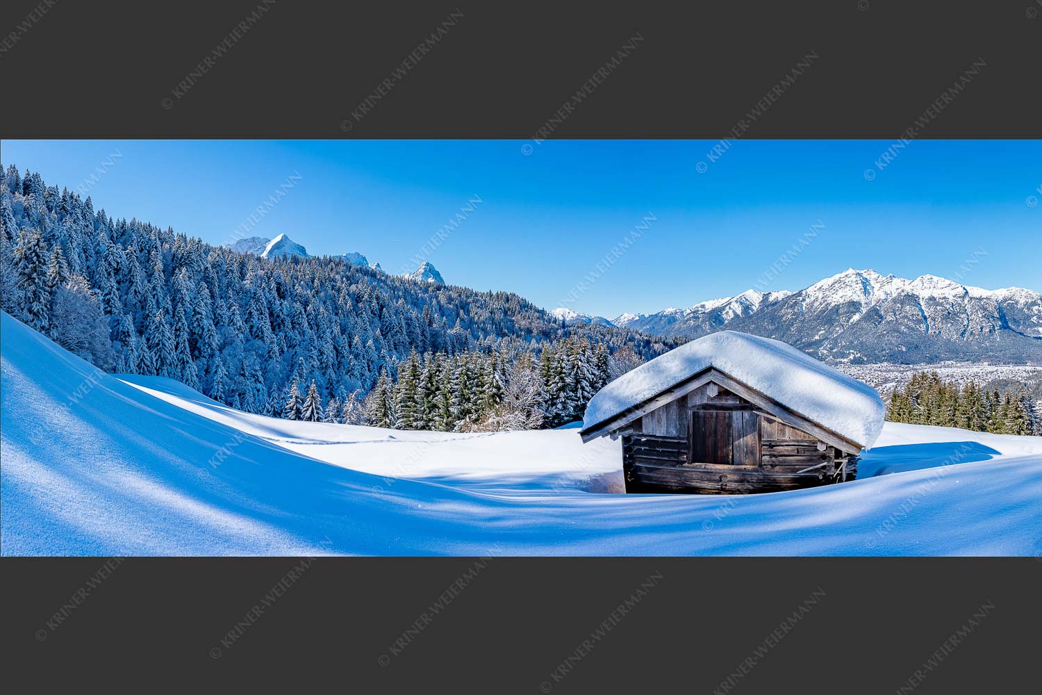 Blick über Heustadel zum Zugspitzmassiv und Garmisch-Partenkirchen - Winterwiesmahd Wamberg 2,5:1 -- Stadel mit Alpspitze im Winter - mehr Infos bei www.Kriner-Weiermann.de