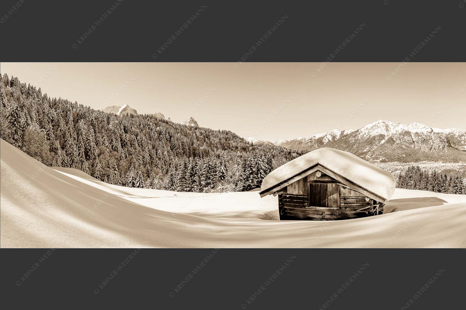 Blick über Heustadel zum Zugspitzmassiv und Garmisch-Partenkirchen - Winterwiesmahd Wamberg 2,5:1 sepia -- Stadel mit Alpspitze im Winter - mehr Infos bei www.Kriner-Weiermann.de