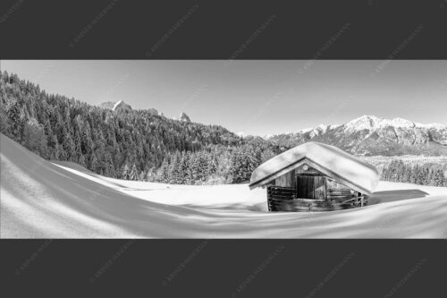 Blick über Heustadel zum Zugspitzmassiv und Garmisch-Partenkirchen - Winterwiesmahd Wamberg 2,5:1 sw -- Stadel mit Alpspitze im Winter - mehr Infos bei www.Kriner-Weiermann.de
