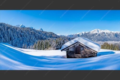 Blick über Heustadel zum Zugspitzmassiv und Garmisch-Partenkirchen - Winterwiesmahd Wamberg 2:1  -- Stadel mit Alpspitze im Winter - mehr Infos bei www.Kriner-Weiermann.de