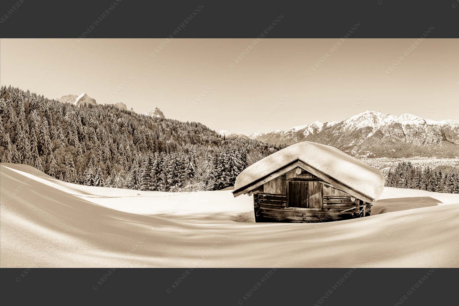 Blick über Heustadel zum Zugspitzmassiv und Garmisch-Partenkirchen - Winterwiesmahd Wamberg 2:1 sepia -- Stadel mit Alpspitze im Winter - mehr Infos bei www.Kriner-Weiermann.de