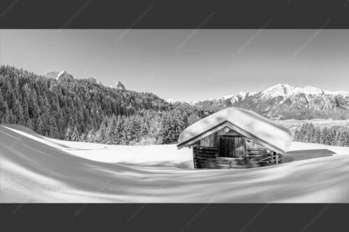 Blick über Heustadel zum Zugspitzmassiv und Garmisch-Partenkirchen - Winterwiesmahd Wamberg 2:1 sw -- Stadel mit Alpspitze im Winter - mehr Infos bei www.Kriner-Weiermann.de
