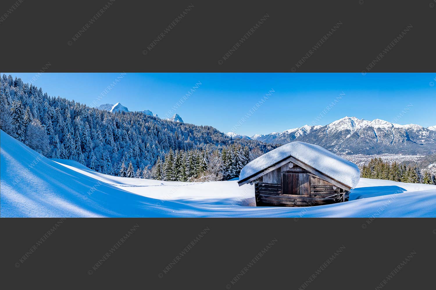 Blick über Heustadel zum Zugspitzmassiv und Garmisch-Partenkirchen - Winterwiesmahd Wamberg 3:1 -- Stadel mit Alpspitze im Winter - mehr Infos bei www.Kriner-Weiermann.de