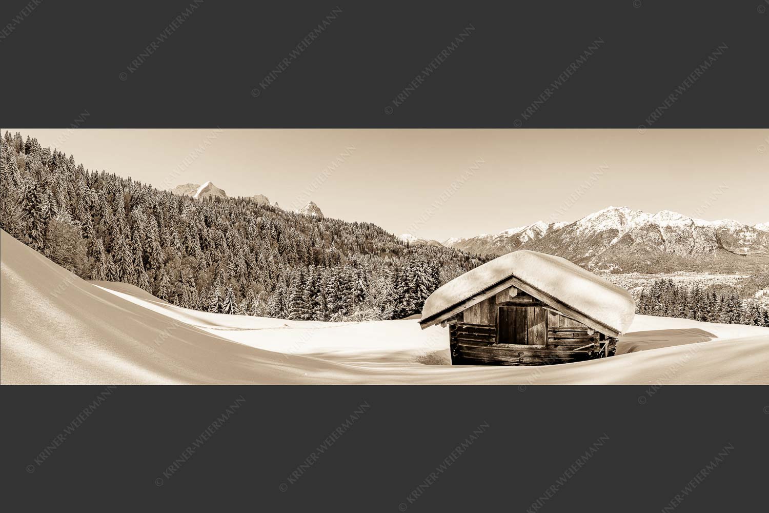 Blick über Heustadel zum Zugspitzmassiv und Garmisch-Partenkirchen - Winterwiesmahd Wamberg 3:1 sepia -- Stadel mit Alpspitze im Winter - mehr Infos bei www.Kriner-Weiermann.de