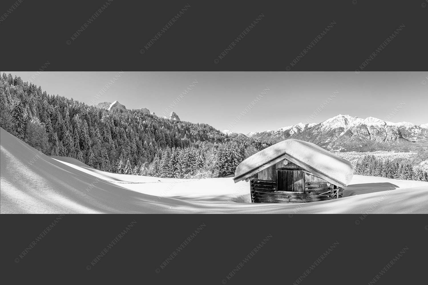 Blick über Heustadel zum Zugspitzmassiv und Garmisch-Partenkirchen - Winterwiesmahd Wamberg 3:1 sw -- Stadel mit Alpspitze im Winter - mehr Infos bei www.Kriner-Weiermann.de