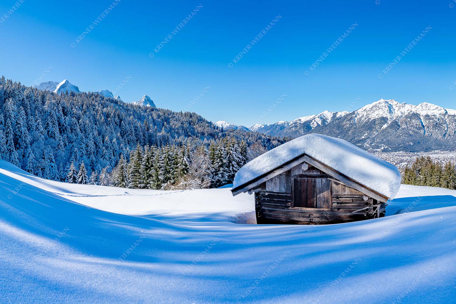 Blick über Heustadel zum Zugspitzmassiv und Garmisch-Partenkirchen - Winterwiesmahd Wamberg 3:2  -- Stadel mit Alpspitze im Winter - mehr Infos bei www.Kriner-Weiermann.de