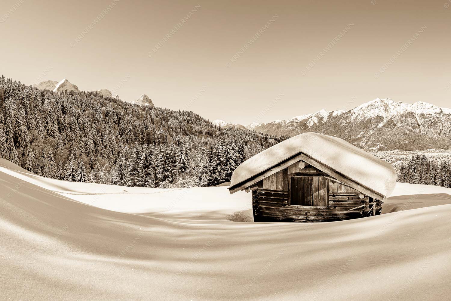 Blick über Heustadel zum Zugspitzmassiv und Garmisch-Partenkirchen - Winterwiesmahd Wamberg 3:2 sepia -- Stadel mit Alpspitze im Winter - mehr Infos bei www.Kriner-Weiermann.de