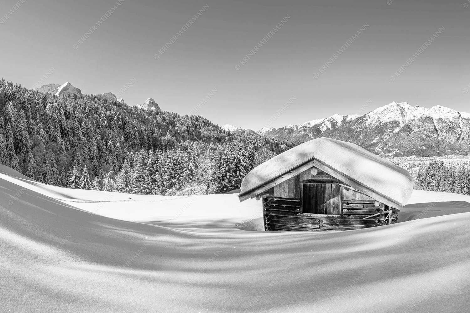 Blick über Heustadel zum Zugspitzmassiv und Garmisch-Partenkirchen - Winterwiesmahd Wamberg 3:2 sw -- Stadel mit Alpspitze im Winter - mehr Infos bei www.Kriner-Weiermann.de