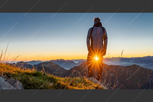 Blick vom Frieder zum Sonnenaufgang über Kramer und Karwendelgebirge - Wirken lassen 2:1  -- Bergwanderer am Frieder bei Sonnenaufgang - mehr Infos bei www.Kriner-Weiermann.de