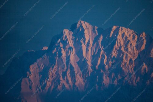 Das letzte Licht fällt auf die tief verschneiten Gipfel des Karwendelmassivs - Wörner 3:2  -- Winter im Karwendel - mehr Infos bei www.Kriner-Weiermann.de