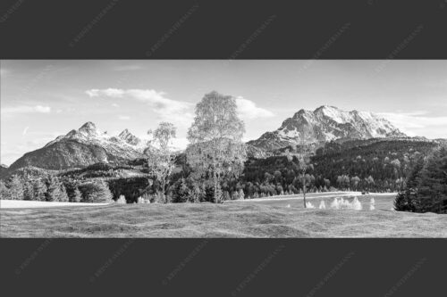 Buckelwiesen bei Mittenwald mit Blick zum Wetterstein und den Arnspitzen - Wohlklang 2,5:1 sw -- Arnspitzen und Wettersteinspitze - mehr Infos bei www.Kriner-Weiermann.de