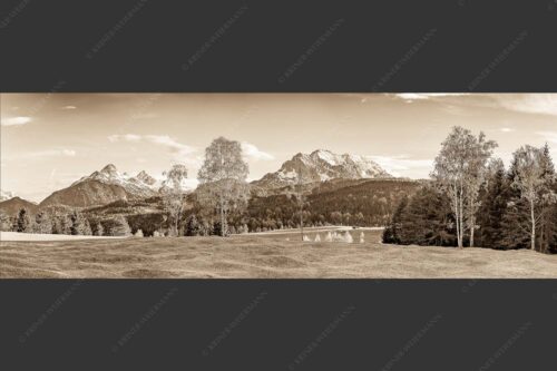 Buckelwiesen bei Mittenwald mit Blick zum Wetterstein und den Arnspitzen - Wohlklang 3:1 sepia -- Arnspitzen und Wettersteinspitze - mehr Infos bei www.Kriner-Weiermann.de