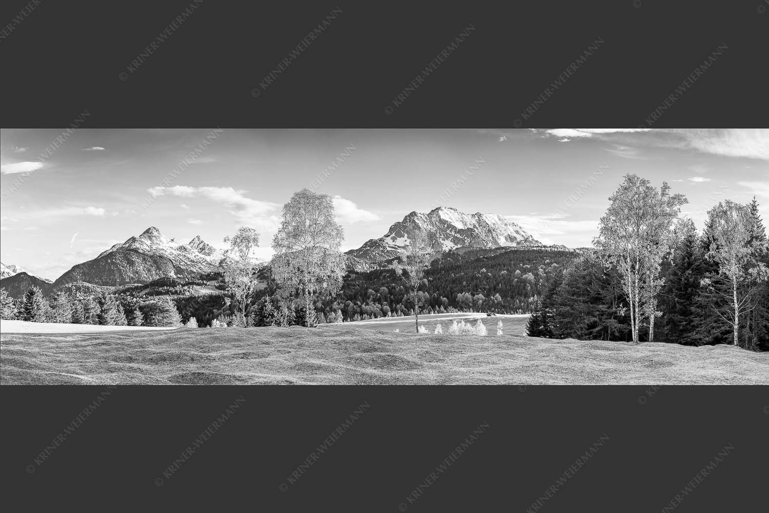 Buckelwiesen bei Mittenwald mit Blick zum Wetterstein und den Arnspitzen - Wohlklang 3:1 sw -- Arnspitzen und Wettersteinspitze - mehr Infos bei www.Kriner-Weiermann.de
