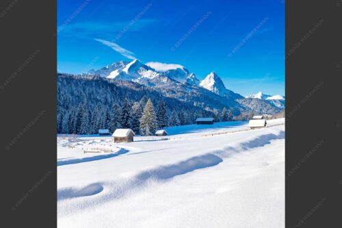 Romantische Winterlandschaft mit Heustadel, viel Schnee und Blick zum Zugspitzmassiv - Zeitlos 1:1  -- Werdenfelser Winterlandschaft mit Zugspitze - mehr Infos bei www.Kriner-Weiermann.de