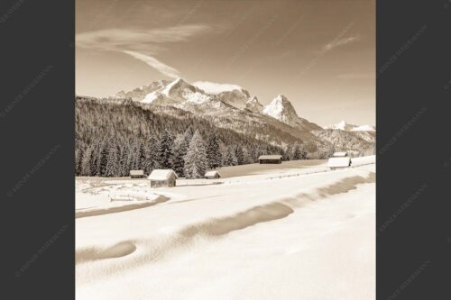 Romantische Winterlandschaft mit Heustadel, viel Schnee und Blick zum Zugspitzmassiv - Zeitlos 1:1 sepia -- Werdenfelser Winterlandschaft mit Zugspitze - mehr Infos bei www.Kriner-Weiermann.de