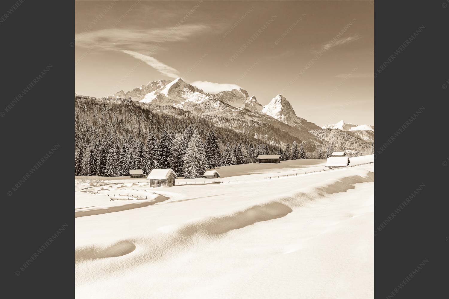Romantische Winterlandschaft mit Heustadel, viel Schnee und Blick zum Zugspitzmassiv - Zeitlos 1:1 sepia -- Werdenfelser Winterlandschaft mit Zugspitze - mehr Infos bei www.Kriner-Weiermann.de