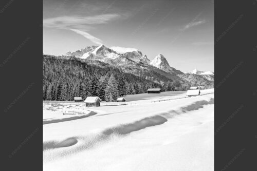 Romantische Winterlandschaft mit Heustadel, viel Schnee und Blick zum Zugspitzmassiv - Zeitlos 1:1 sw -- Werdenfelser Winterlandschaft mit Zugspitze - mehr Infos bei www.Kriner-Weiermann.de