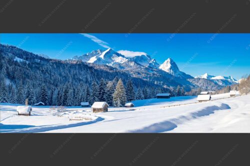 Romantische Winterlandschaft mit Heustadel, viel Schnee und Blick zum Zugspitzmassiv - Zeitlos 2,5:1  -- Werdenfelser Winterlandschaft mit Zugspitze - mehr Infos bei www.Kriner-Weiermann.de