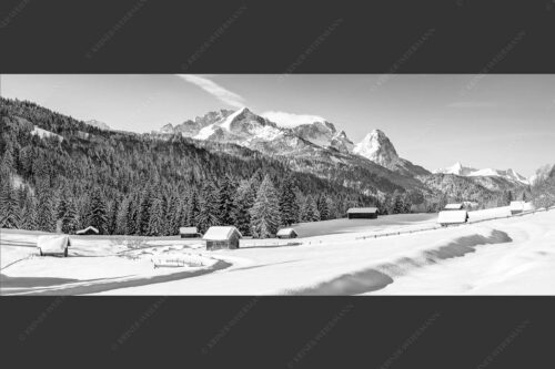 Romantische Winterlandschaft mit Heustadel, viel Schnee und Blick zum Zugspitzmassiv - Zeitlos 2,5:1 sw -- Werdenfelser Winterlandschaft mit Zugspitze - mehr Infos bei www.Kriner-Weiermann.de